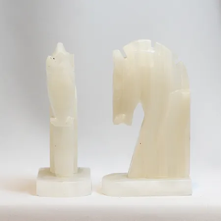 Ett par Bokstöd i form av hästhuvuden, stenmaterial, möjligen alabaster, höjd 15,5cm  Skickas med postpaket.