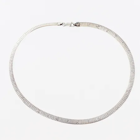 Collier halvstelt, 43,5cm, bredd 5,5mm, mönstrad, GHA, silver 925/1000. Vikt: 23,9 g