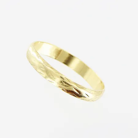 Ring, stl 17½, bredd 3mm, skevheter, 18K.  Vikt: 1,4 g