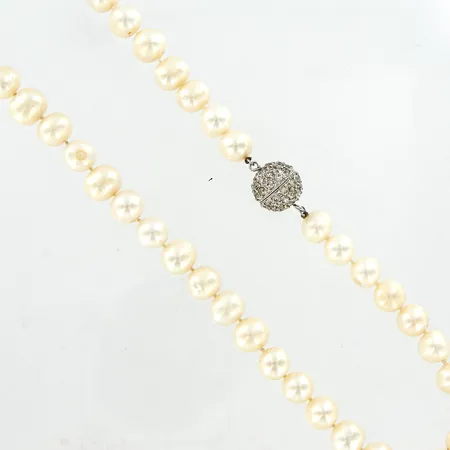 Collier med odlade sötvattenspärlor, barocka, pärlor ca Ø10-12mm, lås i metall med vita stenar, collier ca 46cm, ytdefekter på flertalet pärlor Vikt: 0 g