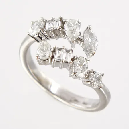Ring med 10 diamanter, droppslipade ca 2x0,14-0,16ct, baguetteslipade ca 4x0,03ct, ovalslipade ca 2x0,14ct, briljantslipad ca 0,10ct, navetteslipad ca 0,17ct, totalt ca 0,97ct, vitguld, stl 16¾, bredd framtill 10mm, 2 baguetteslipade diamanter indikerar på syntetisk diamant, 18K Vikt: 4,4 g