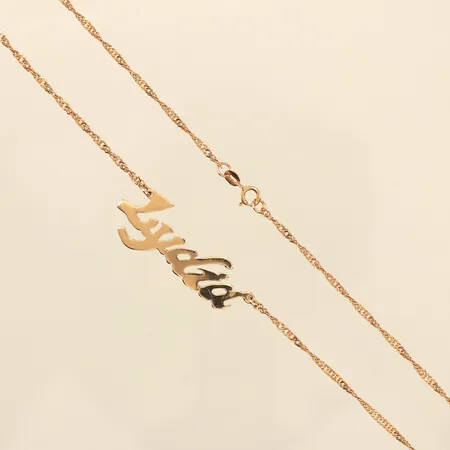 Collier med namnhänge, längd 47cm, bredd 2-15mm, hänge i 14K, 18K  Vikt: 6 g
