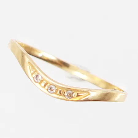 Ring med vita stenar, stl 18, bredd: 1,5-2mm, 18K Vikt: 1,1 g