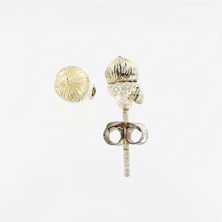 Ett par örhängen med brun sten, ekollon med svag förgyllning, Ø5mm, silver 925/1000. Vikt: 2,6 g