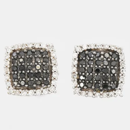 Ett par örhängen med svarta diamanter 50 x 0,005ct samt åttkantsslipade diamanter 48 x 0,005ct, mått 7 x 7mm, stift, tillverkade av Guldfynd AB, 18K vitguld. Vikt: 1,7 g