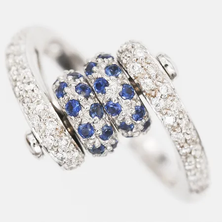 Ring med rörliga detaljer, safirer samt briljantslipade diamanter totalt 0,572ct enligt gravyr, stl: 17, 18K vitguld Vikt: 6,5 g