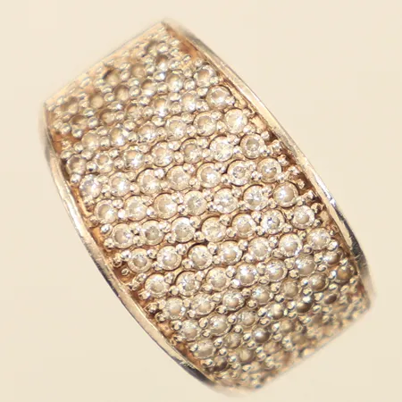Ring med vita stenar, stl 18¾, bredd 5-14mm, GHA, 925/1000 silver  Vikt: 6,4 g
