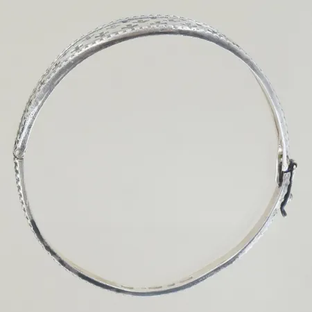 Armring oval, O 5 x 5,5 cm, bredd 4-14 mm, lite ojämn, silver  Vikt: 17,5 g