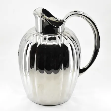 Karaff, Georg Jensen, design Sigvard Bernadotte, blankpolerat rostfritt stål, höjd ca 20 cm, inga tillbehör. Skickas med postpaket.