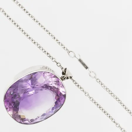 Collier med fasettslipad ametist ca 128ct, Märta Larsson, Nora år 1963, längd: 70 cm, bredd: 2 - 48 mm, nagg på sten, silver. Vikt: 40,5 g