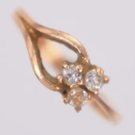 Ring med vita stenar, stl 16½, bredd 6,5mm, 14K Vikt: 1,7 g