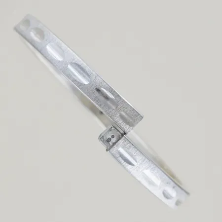 Armring med dekor öppningsbar, diam 6,5 x 5,5 cm, bredd 6 mm, silver Vikt: 12,5 g