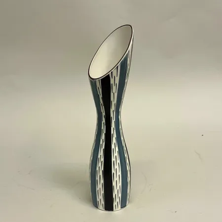 Jubileumsvas, höjd 29cm, stämpelsignerad Stig Lindberg KsF 100 år, fajans, inga tillbehör