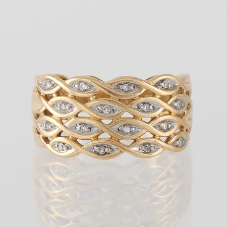 Ring med små diamanter, storlek 16 ¾ mm, bredd 2.7-10.2 mm, 18k. Vikt: 4,6 g