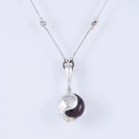 Colliér "Nectaris", design Björn Weckström för Lapponia, Finland. Från 1974. Silver (925/1000) & lila akryl. Hänget är 2,5 - 20 mm brett. Kedjans längd 75 cm. Bruttovikt: 26,4g. 