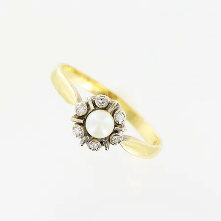 Ring stl 16¾, bredd 2-7mm, odlad pärla Ø3mm, diamanter 6 x ca 0,005ct, slitage på klor, 8/8-slipade, skev skena, 18K Vikt: 2 g