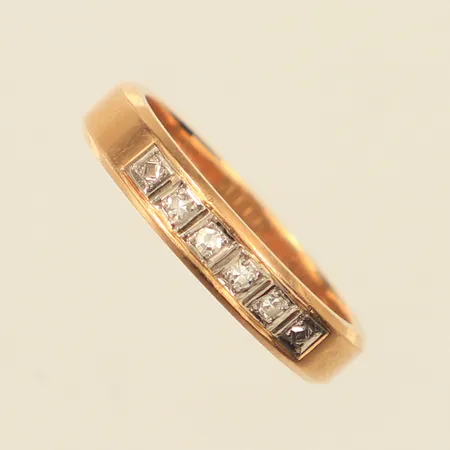Ring med diamanter 4x ca 0,01ct 8/8-slipade, stl 16½, bredd 3,7mm, tvåfärgad, 18K  Vikt: 4,1 g