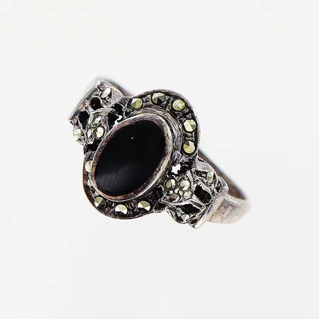 Ring stl 18½, bredd 2-13mm, svart sten och markasiter, silver 925/1000. Vikt: 3,8 g