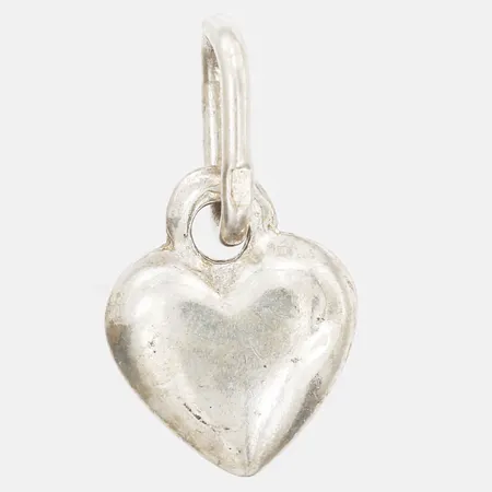 Hänge i form av ett hjärta, höjd inkl. ögla: 1,5cm, bredd: 8 mm, Silver.  Vikt: 0,6 g