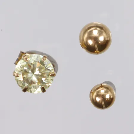 Tre udda örhängen, Ø4-6mm, 18K  Vikt: 1 g