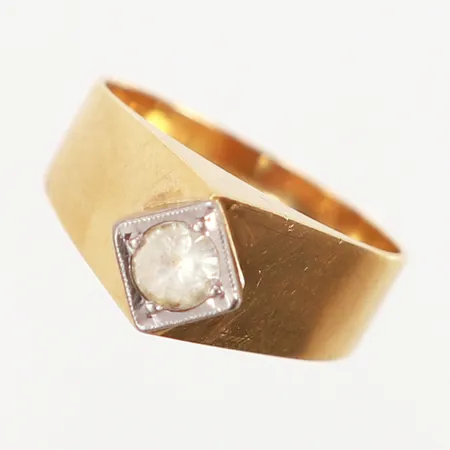 Ring med vit sten, stl 15¾, bredd: 4-7mm, infattning i vitguld, 18K Vikt: 3,4 g