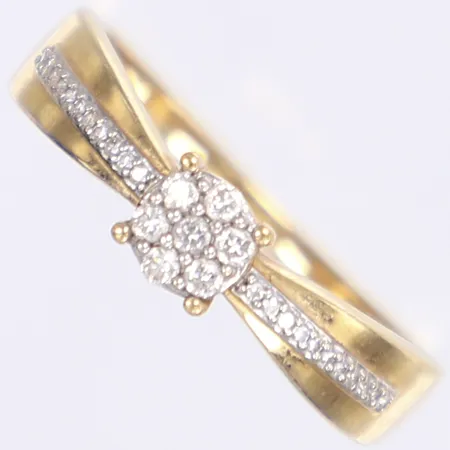 Ring med diamanter, 7x ca 0,01ct, 22x ca 0,005ct, stl 18½, bredd 1-5mm, GHA, 18K Vikt: 0 g