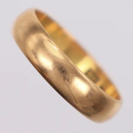 Ring, slät, stl 17¾, gravyr, 18K Vikt: 3,7 g