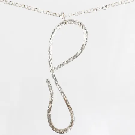 Collier, Ärtlänk, längd: 80 cm, bredd: 4 - 13 mm, höjd på hänge: 105 mm, bredd: 34 mm, 925/1000 silver. Vikt: 40,5 g