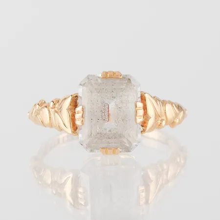 Ring med sten, Gustav Dahlgren & Co Malmö 1954, storlek 17 ¾ mm, bredd 1.6-10.2 mm, 18k. Vikt: 3,2 g