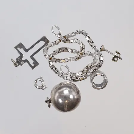 Diverse silver,  buckligt defekt, delvis ostämplat, Silver 830-925/1000 Vikt: 11,3 g
