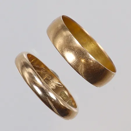 Två ringar, släta, stl 19,bredd 4mm, stl 20¼, bredd 6mm, gravyr 18K  Vikt: 8,4 g