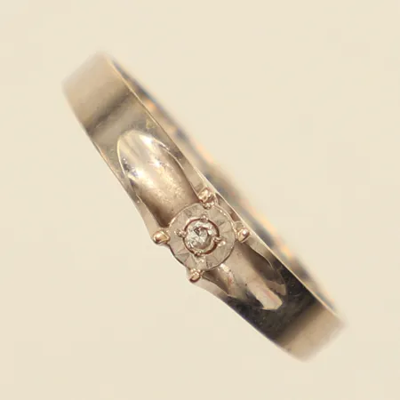 Ring med diamant ca 0,02ct, stl 16½, bredd ca 2-3,5mm, vitguld, bör rodieras om,  Pettersson Ab Olof, år 1980, 18K Vikt: 1,9 g
