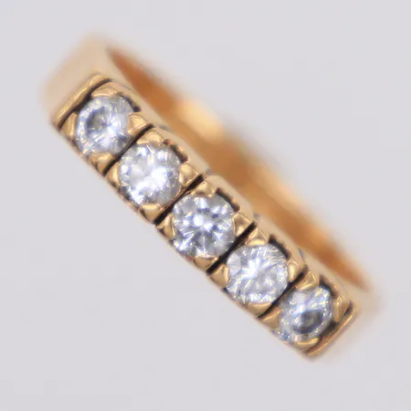 Ring med diamanter 5xca 0,10ct, stl 15¾, bredd 3,6mm, personlig gravyr, 18K Vikt: 4,6 g