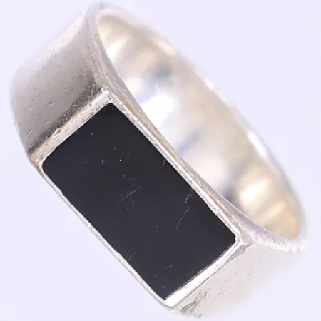 Klackring med svart sten, stl 21, bredd 8mm, påtagligt slitage, silver 925/1000 Vikt: 10,3 g