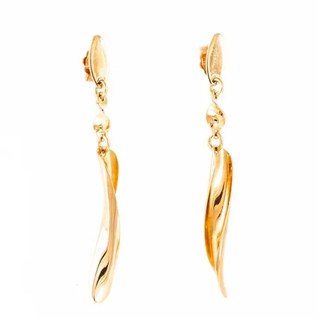 Hängande örhängen i 18K guld. Vriden dekor. De är 4,3 mm breda, 45 mm långa och väger 2,8g. 