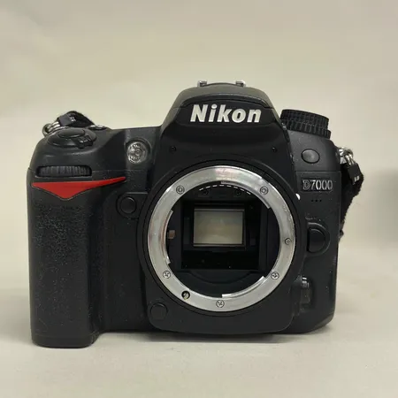 Kamerahus Nikon D7000, #6068071, batteripack, Objektiv Nikon AF-S Nikkor 18-70mm, 1:3.5-4.5G, laddare, batterier, kameraväska Skickas med postpaket.
