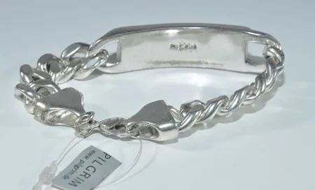 Armband med bricka Pilgrim ,  Längd  19 cm , Bredd 12-14 mm   Vikt: 48,8 g