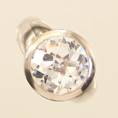 Ring med fasetterad vit sten, stl 18, bredd 3,2-14,7mm, GHA, 925/1000 silver  Vikt: 7,8 g