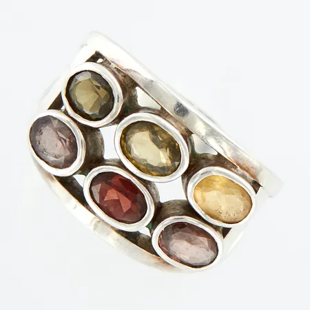 Ring med färgade stenar, stl 19, bredd framtill 15mm, ostämplad, troligen silver Vikt: 7,9 g