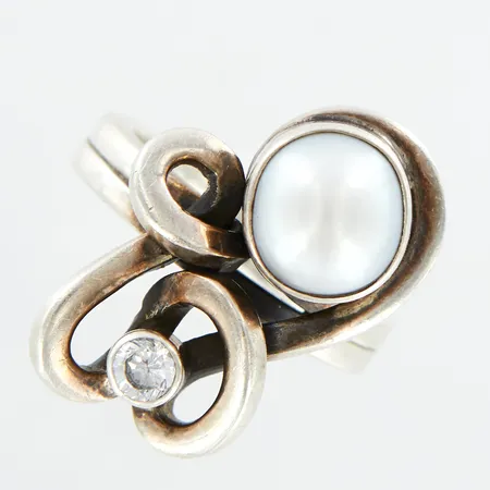 Ring med odlad pärla samt vit sten, stl 19, ca 26mm, Rosenthal AB, Stockholm, 925/1000 Silver Vikt: 13,6 g