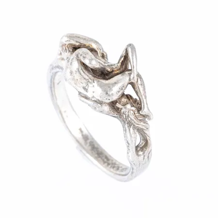 Ring i silver med erotiskt motiv. Den är 3,5 - 12,2 mm bred, är i storlek 20,5 och väger 8,1g. 