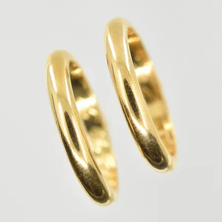 2 ringar, stl 16¾-17, bredd 3 mm, graverade, 18K. Vikt: 7,5 g