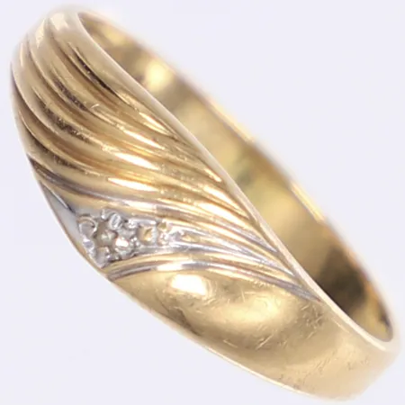 Ring med vit sten, stl 18¾, bredd 2-6mm, 18K Vikt: 2 g