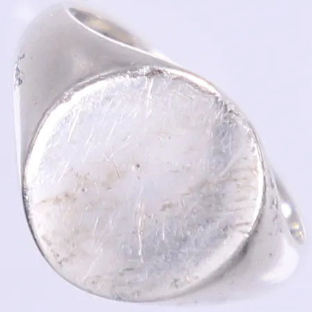 Klackring, stl 17¾, bredd 3-13mm, påtagligt bruksslitage, silver 925/1000 Vikt: 4 g