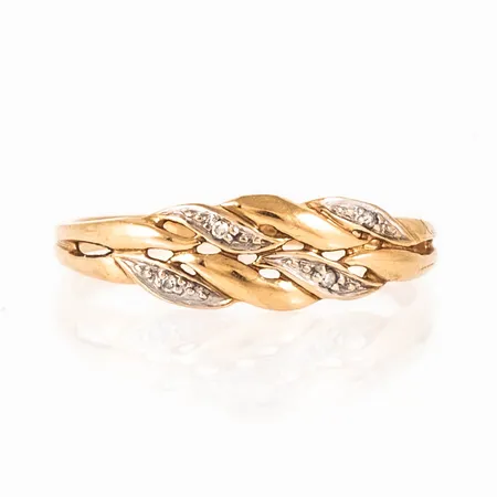 Ring i 18K guld med 4 x ca 0,005ct åttakantslipade diamanter. Den är i storlek 16, är 1,3 - 5,3 mm bred och väger 1,0g. Stämplad GHA, 750. 