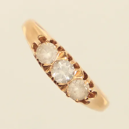 Ring med vita stenar, stl 17½m bredd ca 2-5mm, något skev, 18K Vikt: 2,2 g
