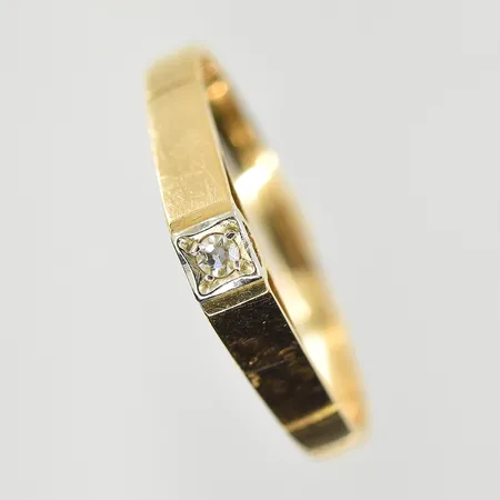 Ring med vit sten, stl 18¾, bredd 2-3 mm, 18K. Vikt: 1,8 g