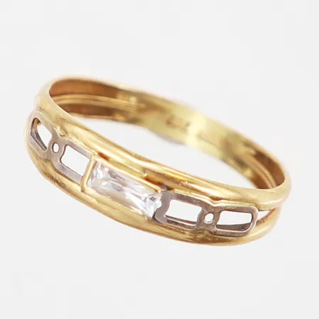 Ring med vit sten, stl 17½, bredd: 2,5-5mm, detaljer i vitguld, 18K Vikt: 1 g