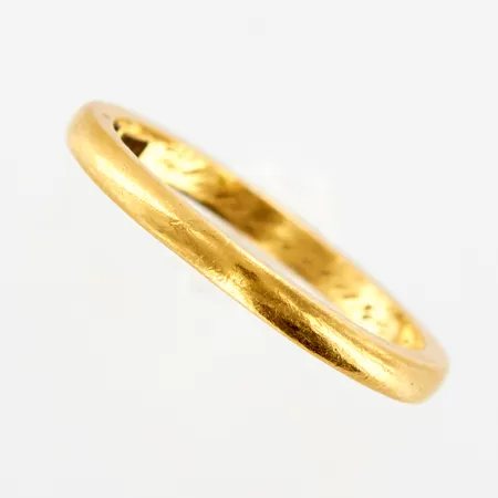Ring slät, stl 18½, bredd 2mm, gravyr, 23K Vikt: 4,1 g