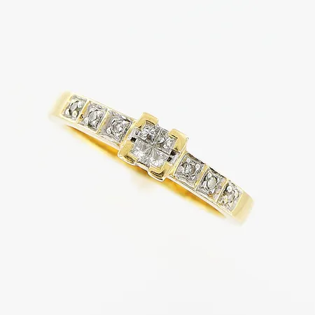 Ring stl 17, bredd 2-4,5mm, diamanter 6 x ca 0,005ct, 8/8-slipade, 4 x ca 0,05ct, prinsesslipade, GHA, 18K Vikt: 4,3 g